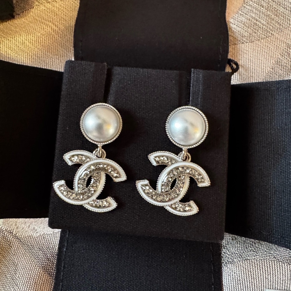 CHANEL PENDANT CC LOGO EARRINGS WITH PEARLS